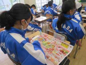 １学年（４５期）総合　ライフスキル　コラージュ作成（５月１８日）